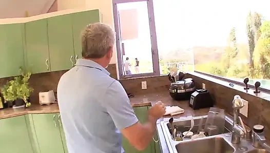 Şehvetli genç kız büyük olgun yarakları tercih ediyor