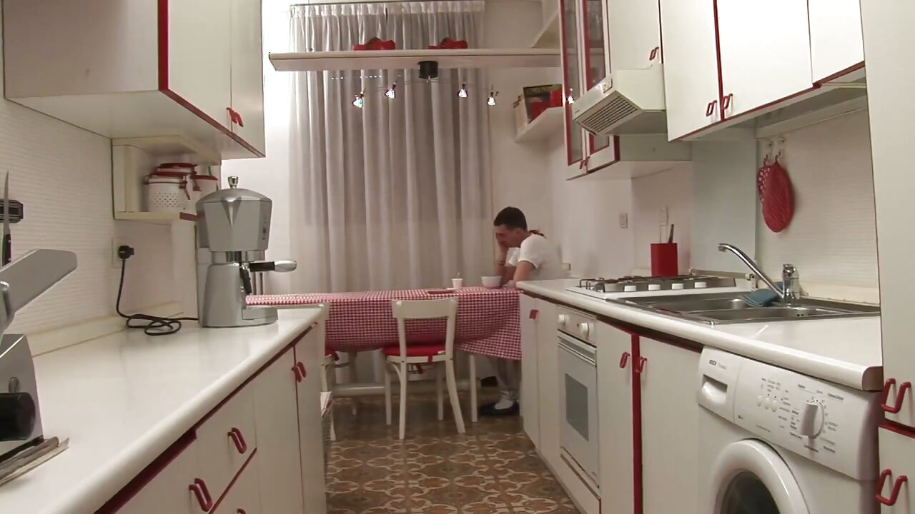 Khi bạn có một người mẹ nóng bỏng như vậy, thật khó để cưỡng lại một lần đụ sung sướng trong nhà bếp
