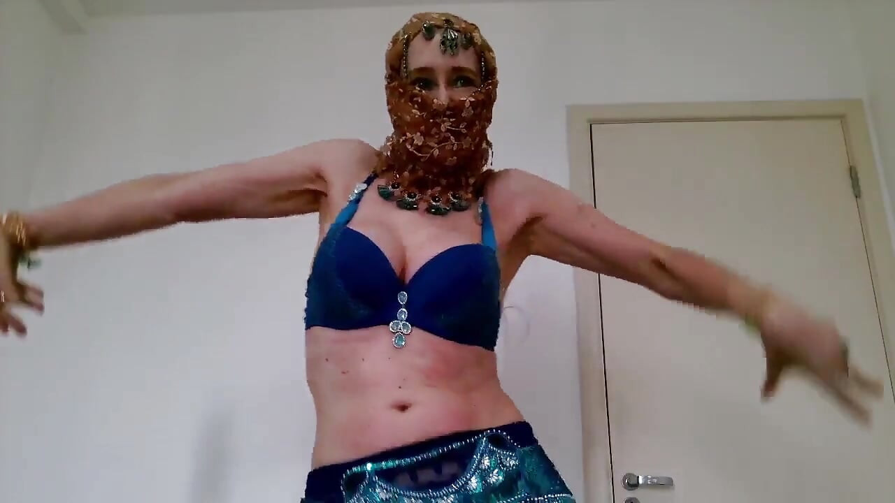 מיס ברזילאית כרקדנית בטן ערבייה רוקדת וגומרת