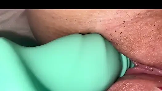 Aku lagi asik muasin memek beblukku dong!