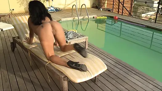Yesenia Latin yüzme havuzunda striptiz