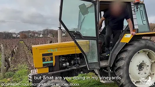 Меня Трахает В Тракторе Фермер, Который Удивит Меня На Своих Виноградниках