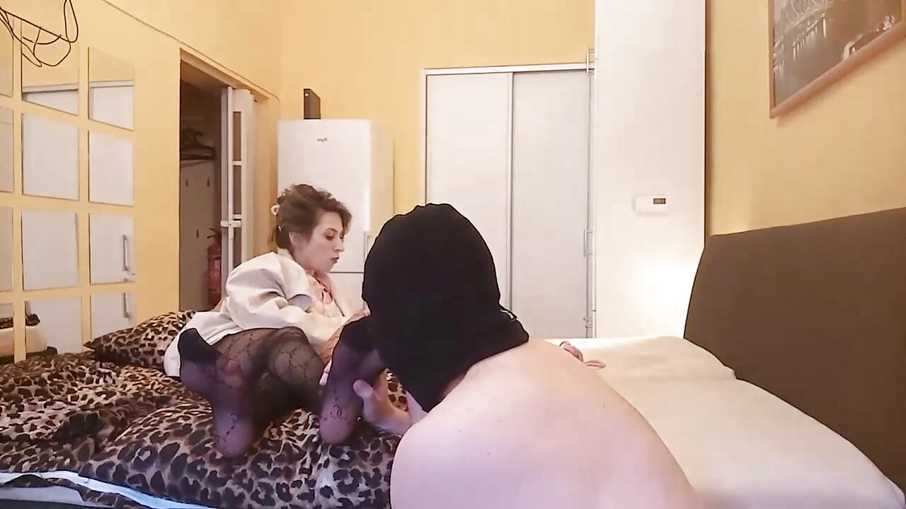 Er Schnüffelt Und Massiert Meine Verschwitzten Beine in Strumpfhosen