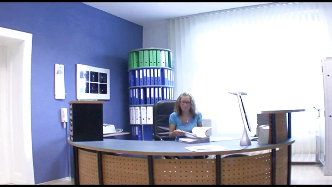 Sexy deutsches schätzchen reitet zwei große schwänze im büro, dreier