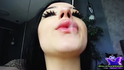 ScarlettJakobs bringt kontakt mit süßen augen, französische küsse und ein schmutziges kleines lächeln