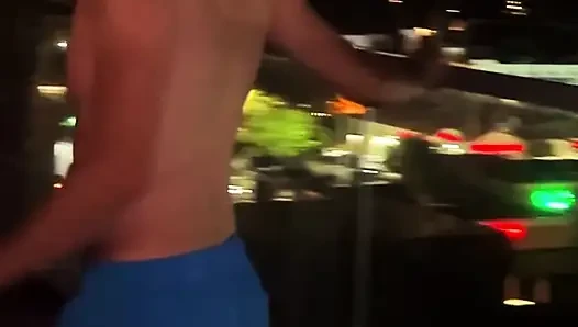 Ben içeri atlamadan önce geceleri çatı havuzu hızlı mayo klibi