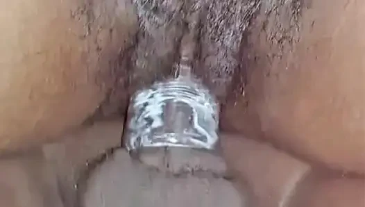 Yatak eyleminin sert kenarı üzerime fışkırtıyor