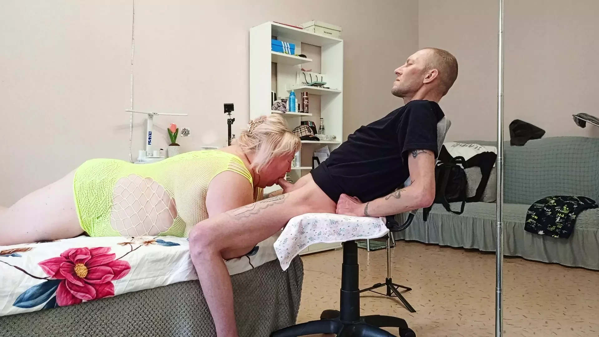 prijatelj puši veliki deo vruće sperme iz kurca i guta ga