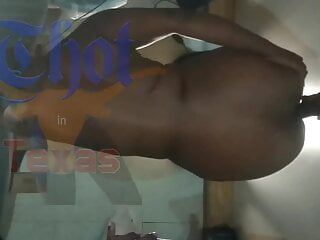 Afroamericana ébano disfruta de coño a tope desnudo modelo 01