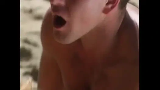 Pasangan bugar melakukan seks luar ruangan yang penuh gairah di pantai