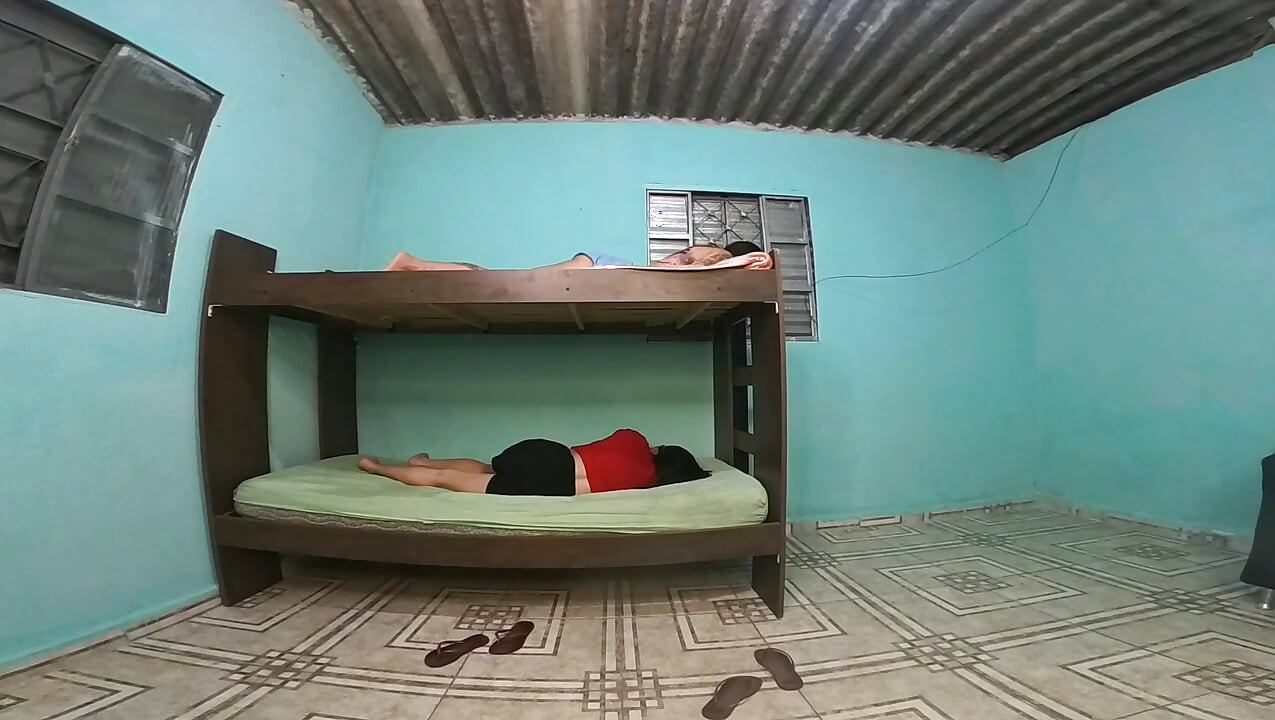 Traição na cama beliche, namorada lá em cima, amigo lá embaixo, namorado no meio do adultério