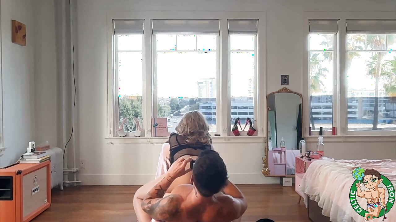 Blondă cu curul mare face sex oral adânc în gât pe la spate - înregistrare sexuală