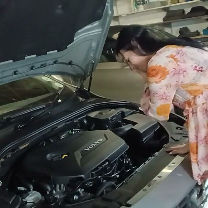 Fucking the Mechanic to Fix My Car Faster