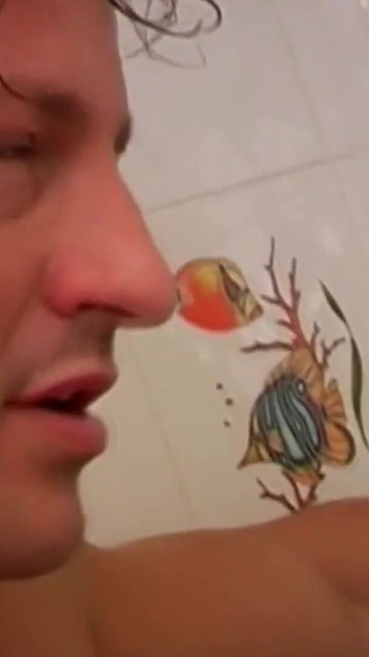 Mächtiger moment von "Diese schlampe liebt es, ihre arsch-fotze stopfen zu lassen und in heißer pisse geduscht zu werden!"