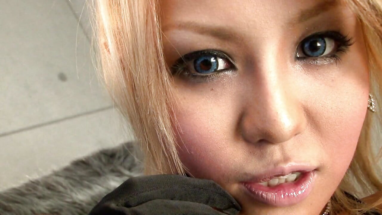 Japanese glam babe is not so classy after all