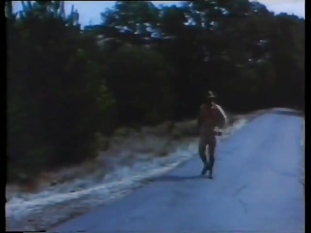 Стар мръсен рейнджър чука млада скаут отзад