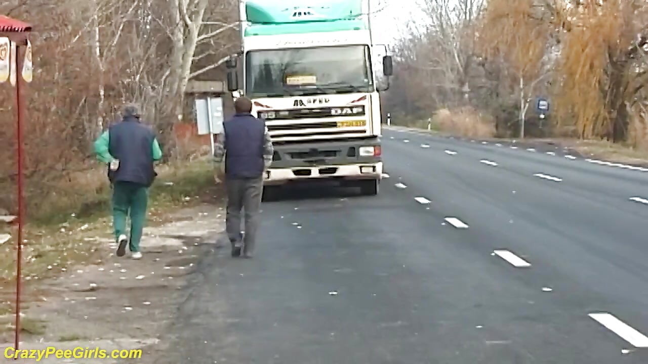 Nylon nő pisil az utcán