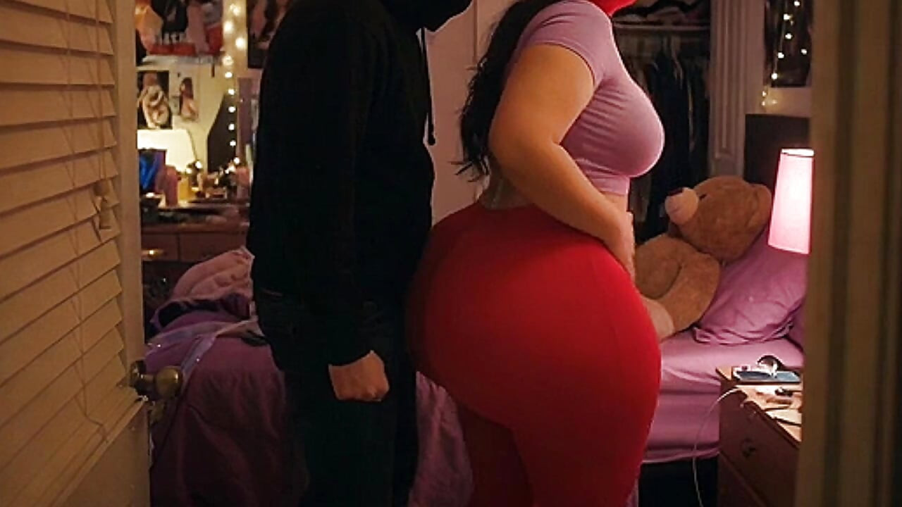 Mädchen mit dickem arsch in engen roten leggings wird von hinten hart gedrückt