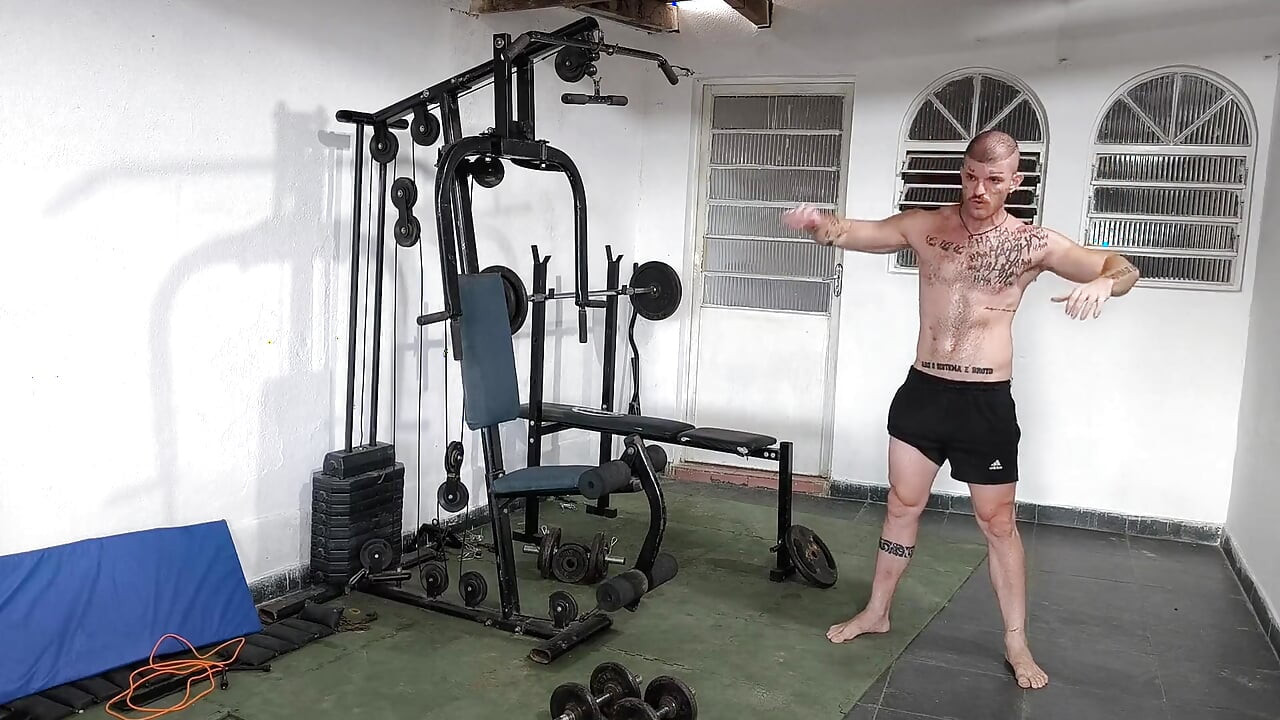 Carmona huấn luyện khỏa thân