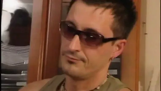 Dua cewek hot rambut pirang dientot habis-habisan dan dicrot di mulut sama kontol besar jadul