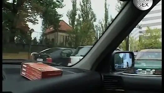 Грязная немецкая блондинка показывает свое тело