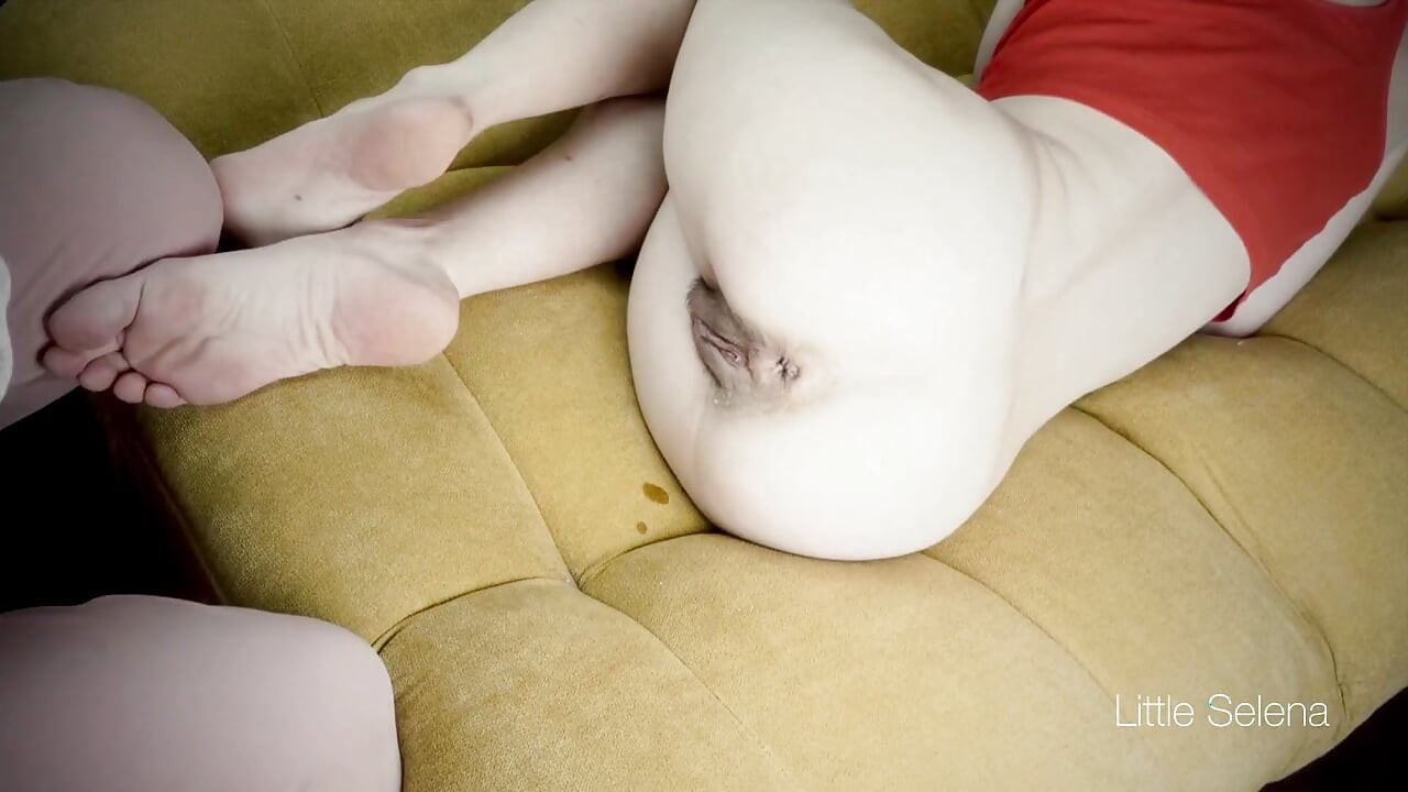 털이 무성한 손으로 엉덩이를 벌리는 새아빠