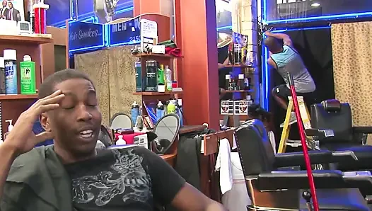 Adegan kecanduan kontol besar pria kulit hitam- 2 cewek manis kalie kurus yang sange lagi asik seks bukkake di salon rambut