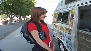 Une pom-pom girl sexy se fait baiser par un vendeur de glaces