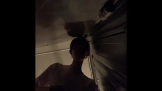 Eavesdrop sur le sexe de sa copine dans la cage d'escalier
