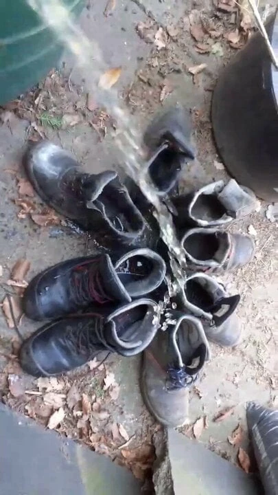 Pissen auf Stiefel