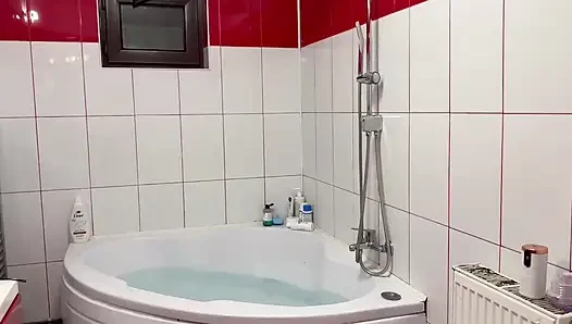 Emlakçı, ona bir ev satmaya çalışırken olası bir alıcı tarafından su altında sikiliyor