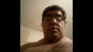 Papai gordo argentino masturbando o pau