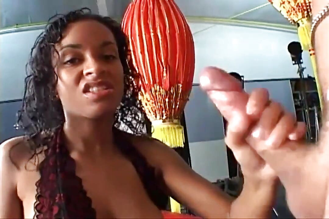 Blanco sobre negro mamada para un lindo y joven coño negro comiendo una gran polla blanca