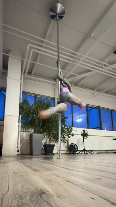 Do you like my new pole trick ? FOllow me for more now.