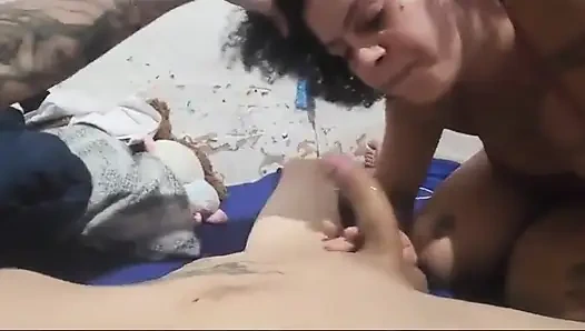 Муж не хочет трахать меня! Сосед трахается! Я дала его ему без презерватива и позволила соседу кончить внутрь!