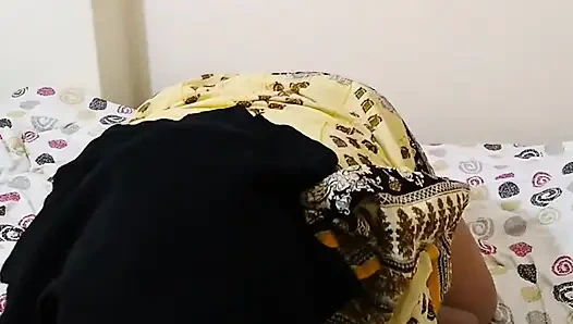 Ailem evde yokken teyze beni sikiyor