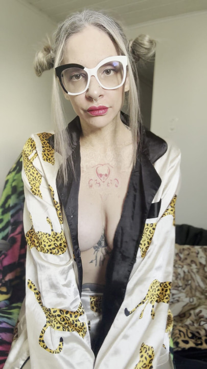 Pussy teasing here, tits pleasing there 😘