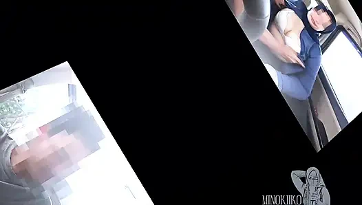 Asyalı tesettürlü fitness kızı arabada dayanıklılığını artırmak için döl içmek için sakso çekiyor - minokiiko