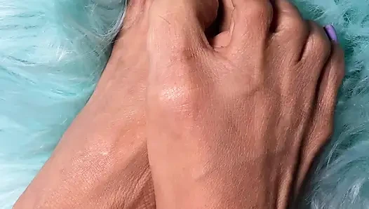 Melove zeigt nur ihre sexy kleinen füße