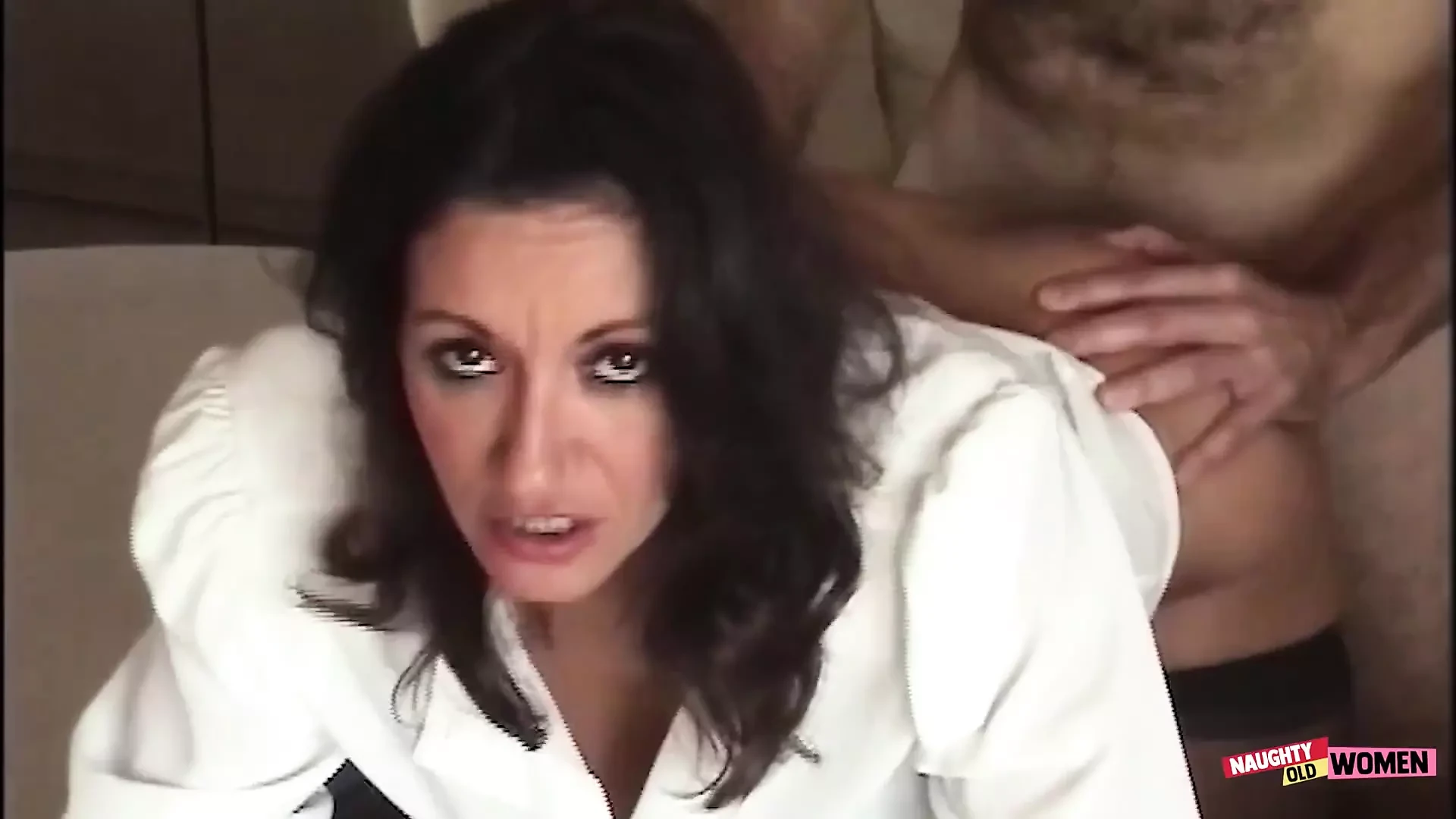 Une MILF au bureau laisse un inconnu utiliser ses seins pour se branler et lui défoncer la chatte