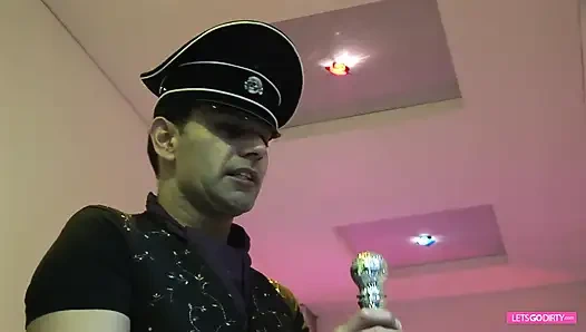 Erfreut von einem offizier