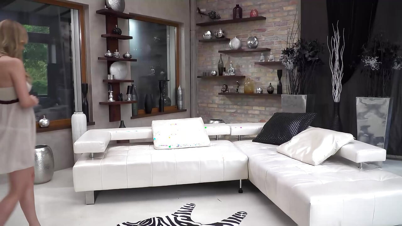 Gagica blondă are parte de o pulă neagră masivă în futai interrasial intens