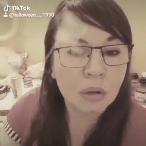 Курящая зрелая со стаканом крупным планом