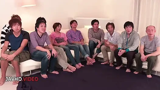 Mihonos atemberaubende gruppen-blowjob-session erregt jeden schwanz in sicht