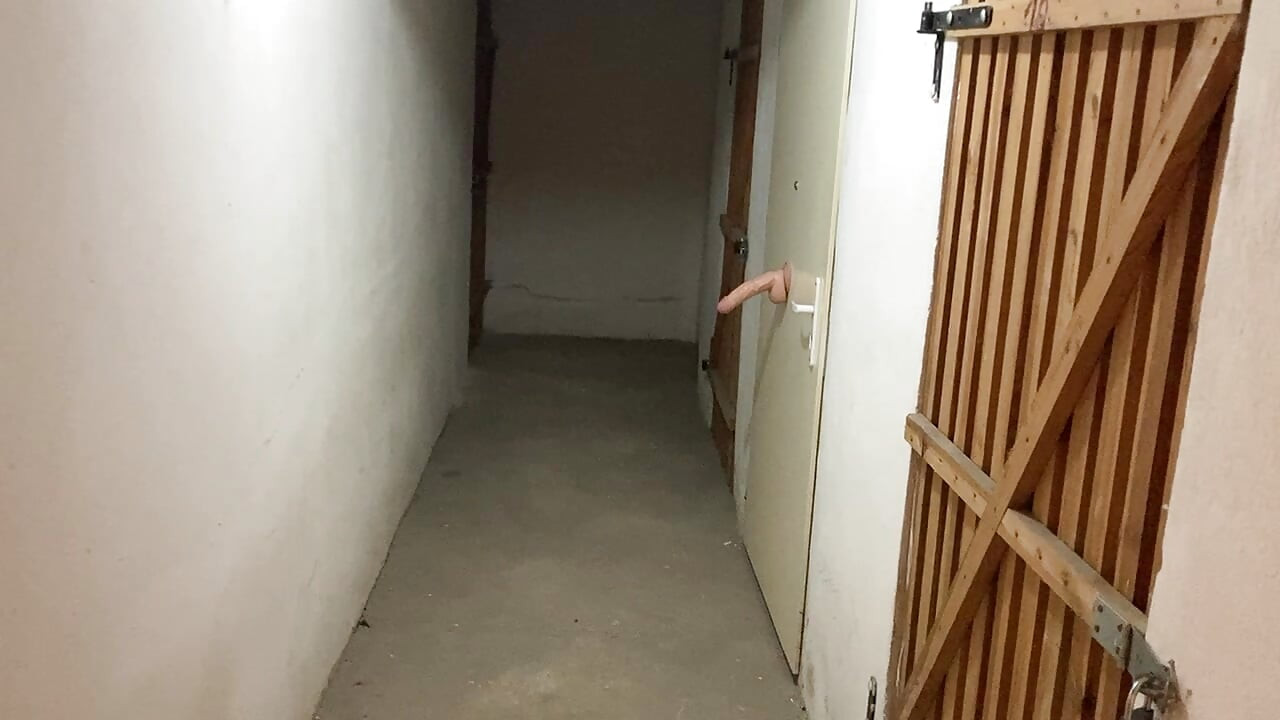 Crossdresser pronalazi dildo u podrumu
