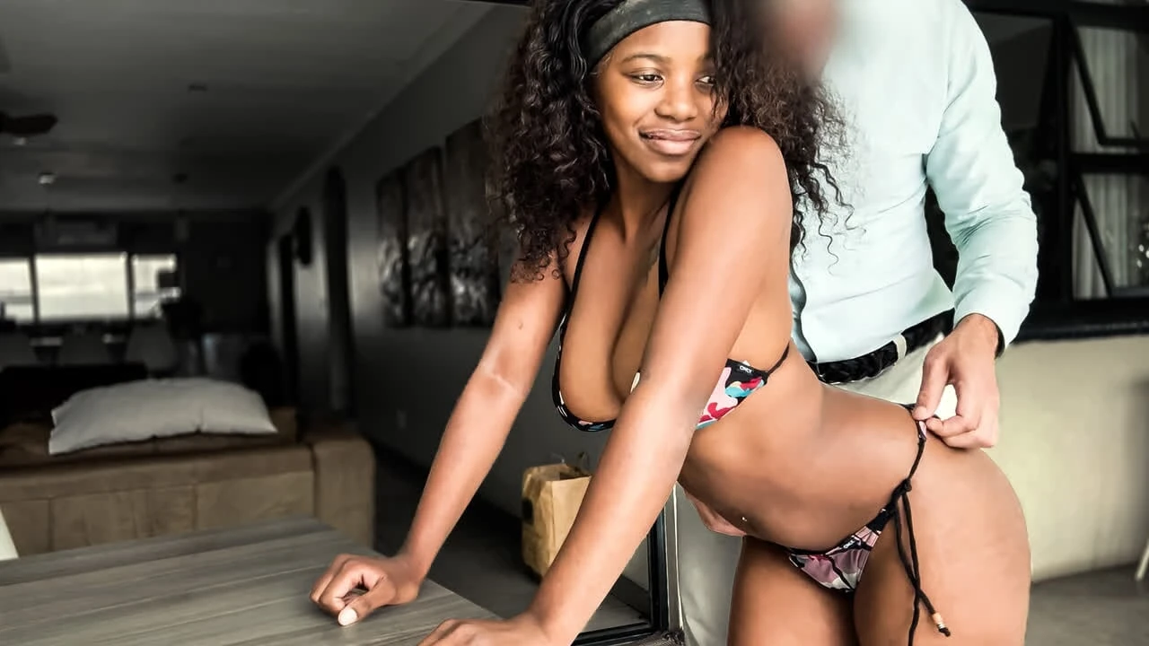 Submisivní 18letá Ebony Bends Over Pro producenta BWC, aby získala modelingovou práci
