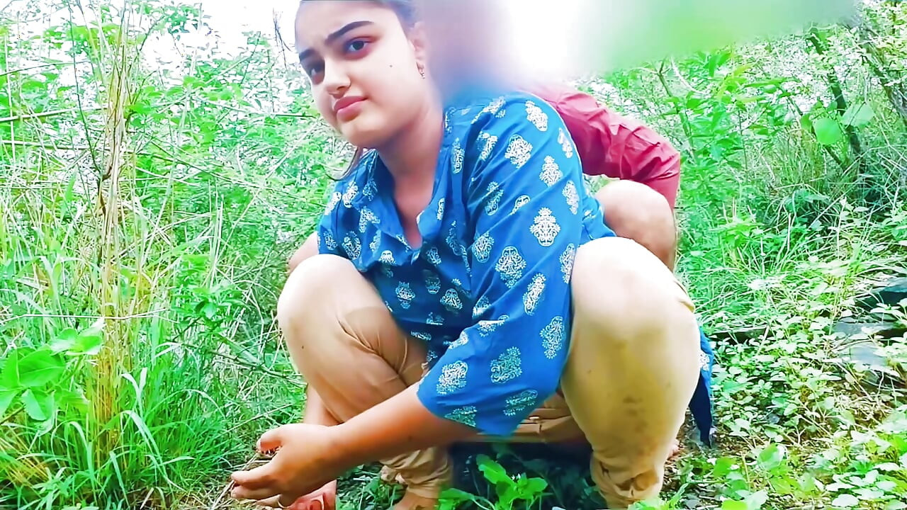 Indian Village Girl første gang knulle hennes trange fitte utendørs jungel sex video, viral MMS xxx video