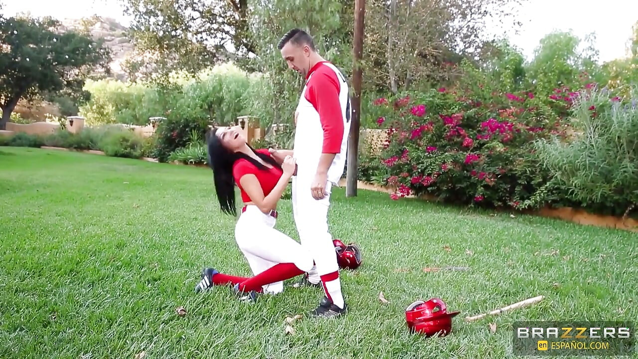 Brazzers - baseballozom, aztán ez a dögös csaj átveszi az irányítást a testem felett