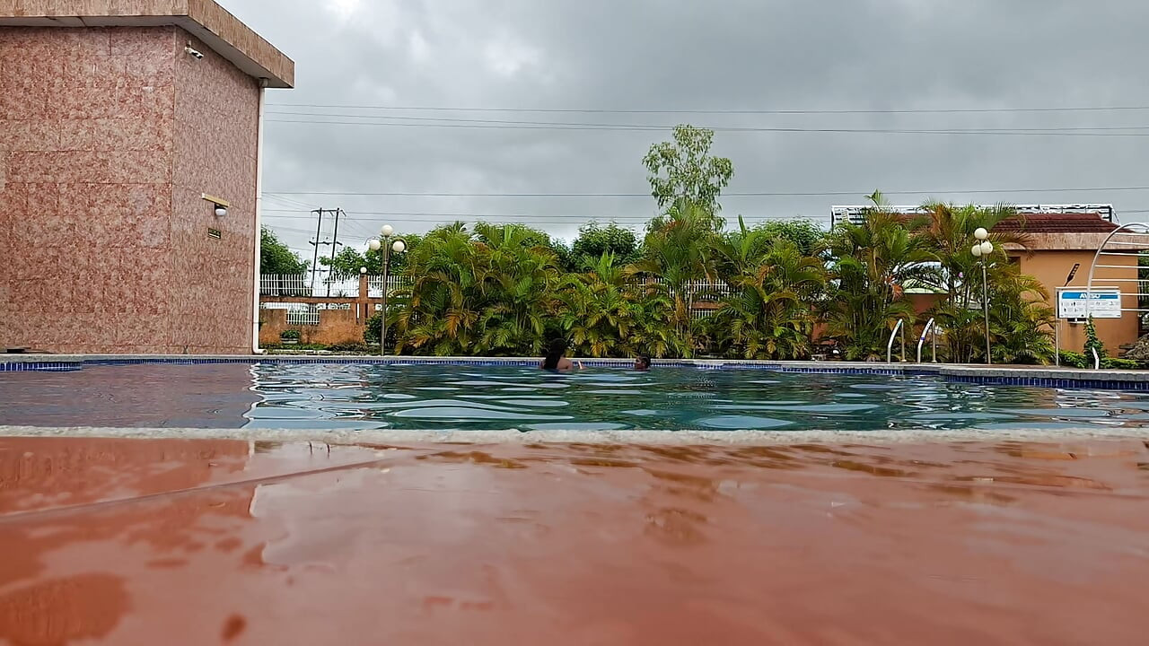 Sperma schwimmen im pool, harter sex im wasser, doppelter orgasmus
