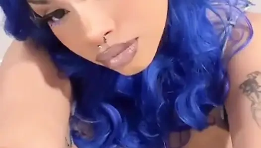 Ebenholz, vollbusige testet ein neues spielzeug und reibt ihre muschi